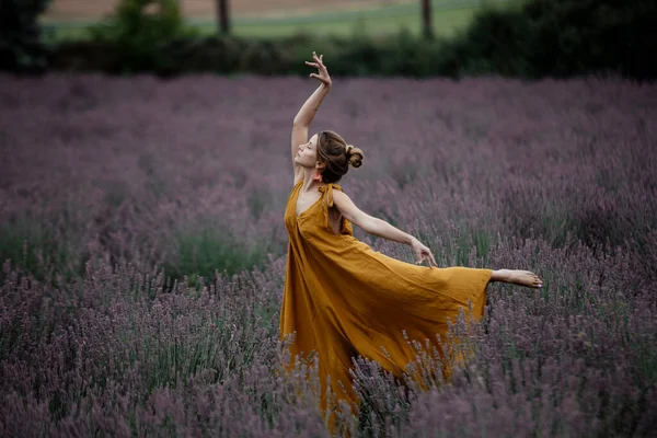 Donna Che Balla Nel Campo Lavanda — Foto Stock