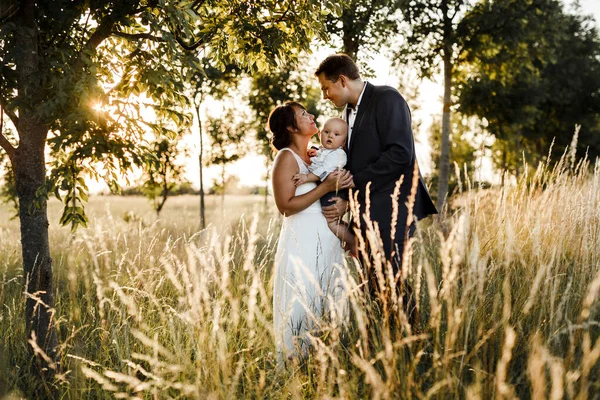 Ouders Met Schattige Zoon Staan Bij Zonsondergang Het Veld — Stockfoto