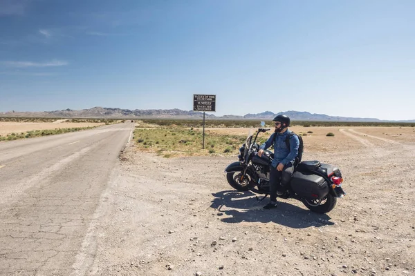 Homem Sentado Moto Estacionado Pela Estrada Deserto Contra Céu Durante — Fotografia de Stock