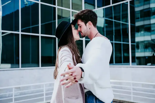 Glimlachende Vrouw Hand Hand Met Mannelijke Partner Tijdens Het Kussen — Stockfoto