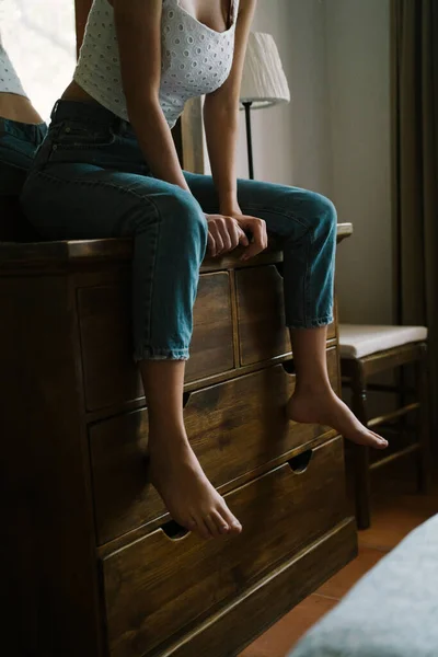 Jovem Mulher Sentada Mesa Vestir Casa — Fotografia de Stock