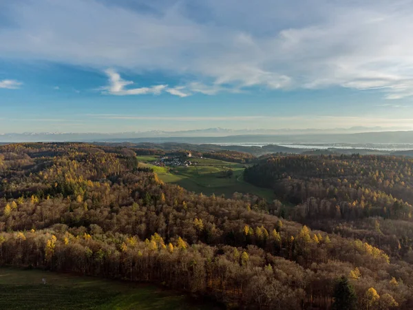 Vista Aérea Del Bosque Otoño Con Pueblo Fondo — Foto de Stock