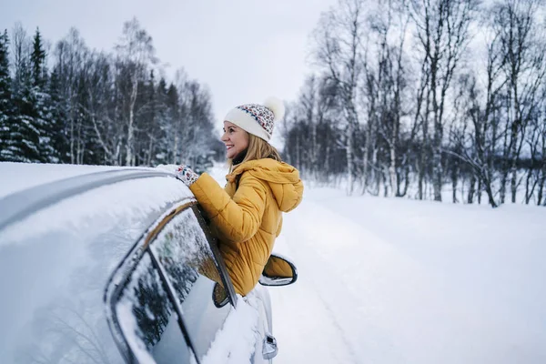 Usmívající Zralá Žena Sedící Okně Auta Proti Zasněžené Krajině — Stock fotografie