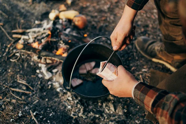 Bushcrafter Cozinhar Floresta — Fotografia de Stock