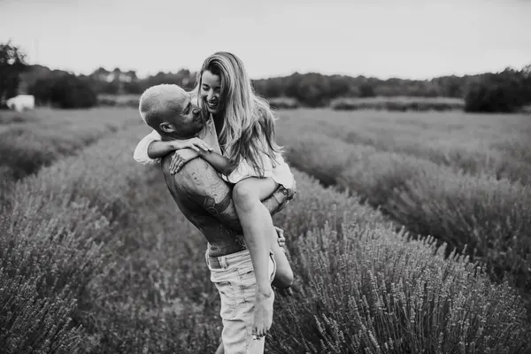 Man Holding Woman Lavender Field — Zdjęcie stockowe