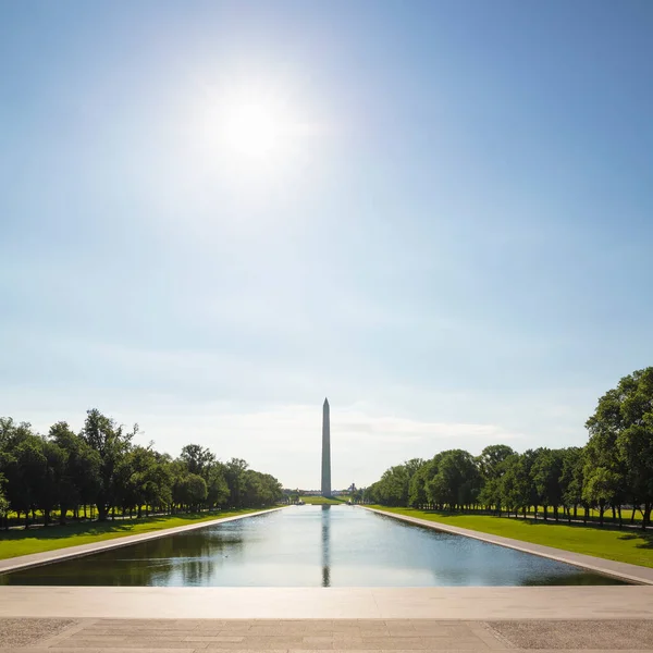 ワシントンDcのワシントン記念碑とリンカーン記念館を背景に輝く太陽 — ストック写真