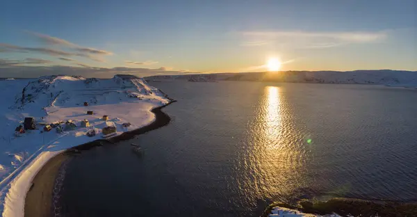 ノルウェーのフィンマルク州日の出のコングスフィヨルド — ストック写真