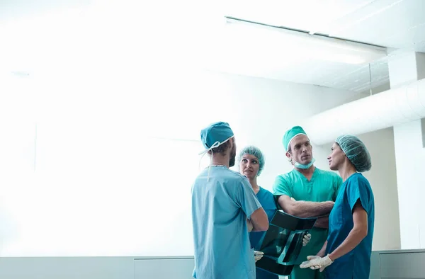 Cirurgiões Masculinos Femininos Discutindo Sobre Radiografia Médica Hospital — Fotografia de Stock