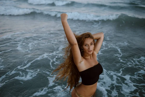 Beautiful Woman Standing Sea Sunset — Stock Photo, Image