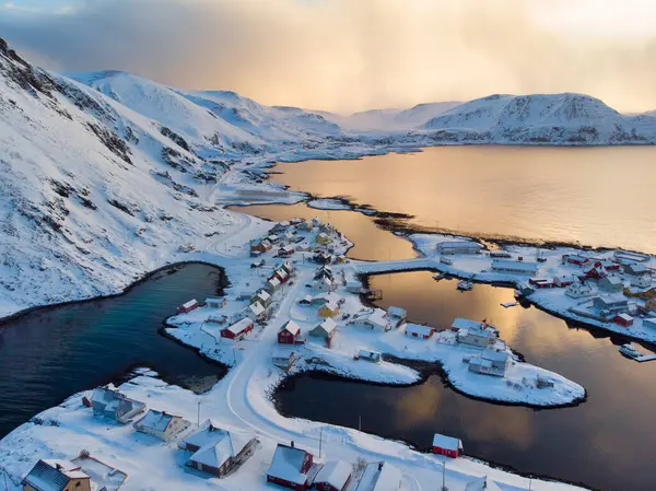挪威索洛亚岛日出时Sorvaer的空中景观 — 图库照片