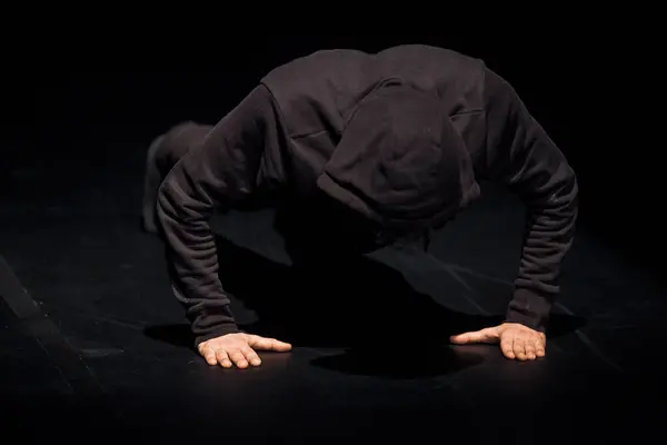 舞台に黒いフードを身に着けているダンサー — ストック写真