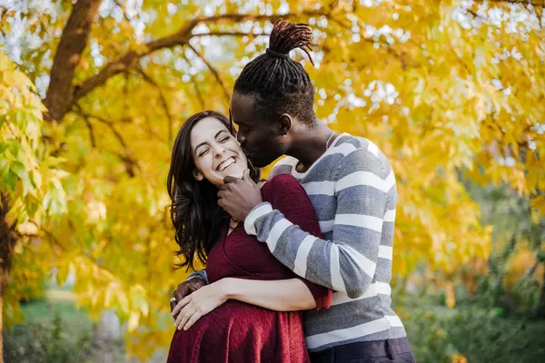 Homem Africano Beijando Mulher Grávida Feliz Parque Durante Outono — Fotografia de Stock