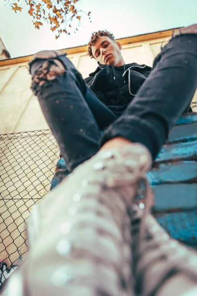 Mann Sitzt Auf Graffiti Wand — Stockfoto