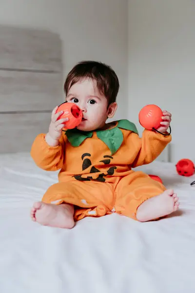 Lindo Niño Varón Jugando Con Juguete Halloween Calabaza Mientras Está — Foto de Stock