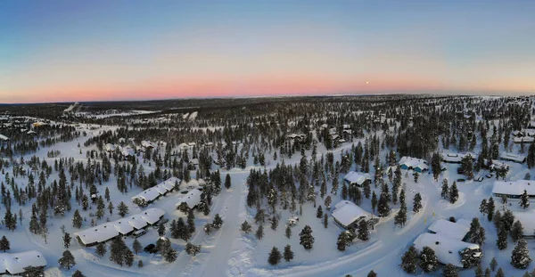 Finlândia Lapónia Saariselka Vista Aérea Aldeia Montanhosa Coberta Neve Entardecer — Fotografia de Stock