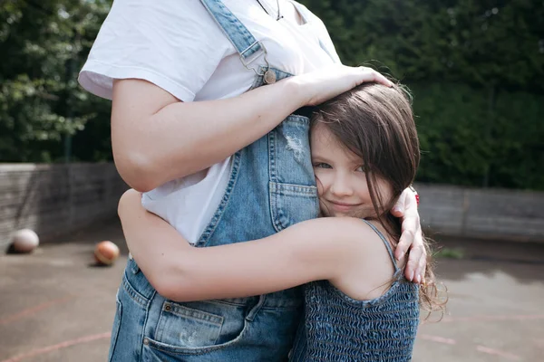 女儿和母亲在后院互相拥抱 — 图库照片