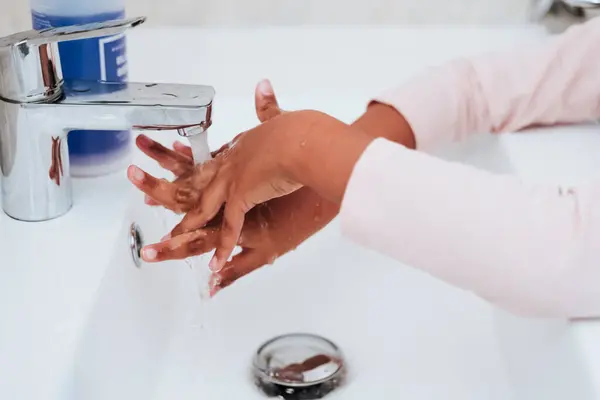 Zugeschnittenes Bild Von Mädchen Die Sich Hause Die Hände Waschen — Stockfoto