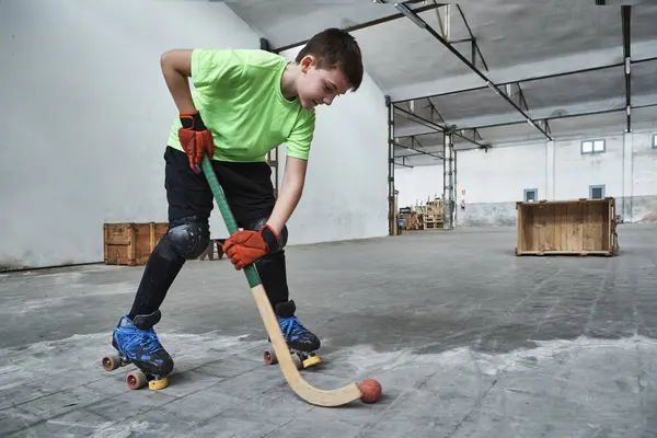 Boy Practicing Roller Hockey Training Court — Stock Photo, Image