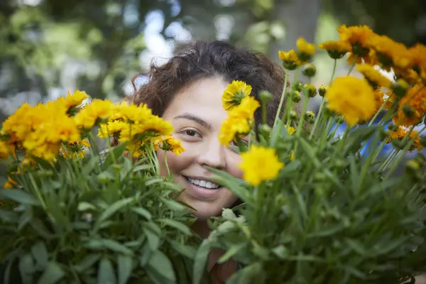Retrato Mulher Sorridente Com Flores Amarelas Jardim — Fotografia de Stock