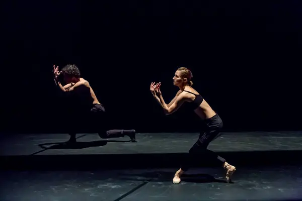 Férfi Női Táncos Kortárs Balettet Játszik Fekete Színpadon — Stock Fotó