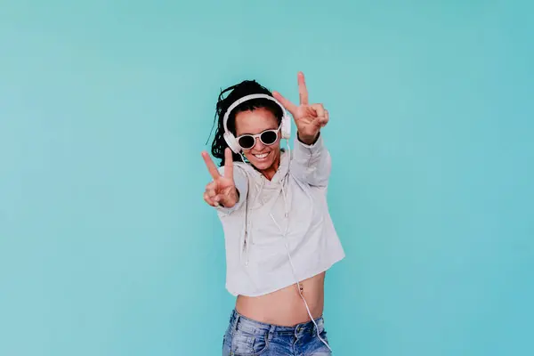 Happy Fashionable Woman Showing Peace Sign While Listening Music Headphones — Stock Photo, Image