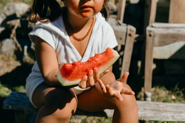 Chica Comiendo Sandía Mientras Está Sentado Registro —  Fotos de Stock