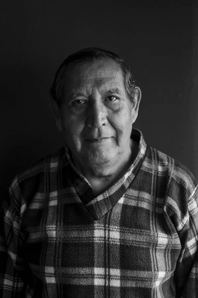 Senior Homem Contra Fundo Preto — Fotografia de Stock