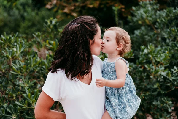 Mère Fille Heureuses Embrassant Tout Tenant Dans Parc — Photo
