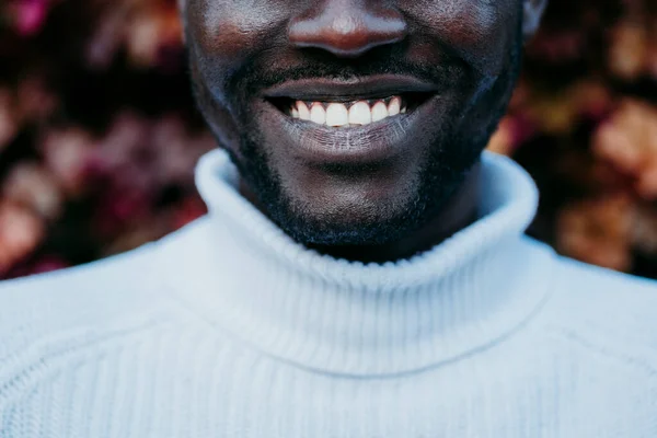 Ung Man Ler Närbild — Stockfoto