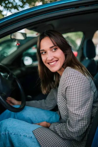 Lächelnde Junge Frau Die Auto Sitzt — Stockfoto