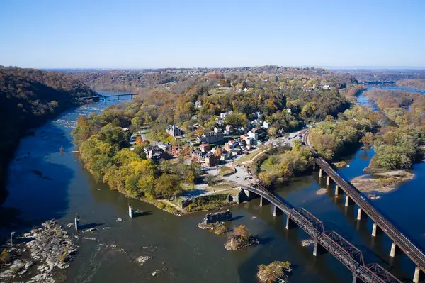 ウェストバージニア州 ハーパーズフェリー ポトマック川とシェナンドー川の合流点の町の空中ビュー — ストック写真