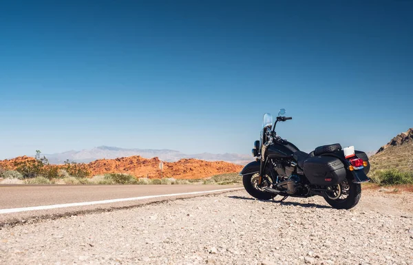 Motocicleta Estacionada Pela Estrada Deserto Contra Céu Azul Claro Nevada — Fotografia de Stock