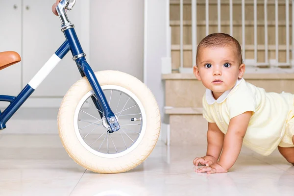 Carino Bambino Strisciare Sul Pavimento Casa — Foto Stock