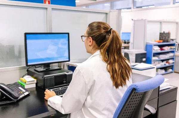 Kvinnliga Farmaceuter Som Använder Dator Skrivbordet När Sitter Sjukhus — Stockfoto