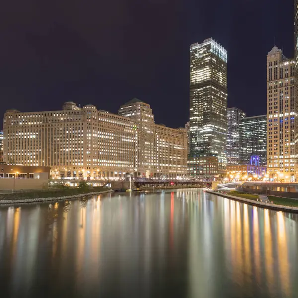 Edificios Iluminados Por Río Durante Noche Chicago — Foto de Stock