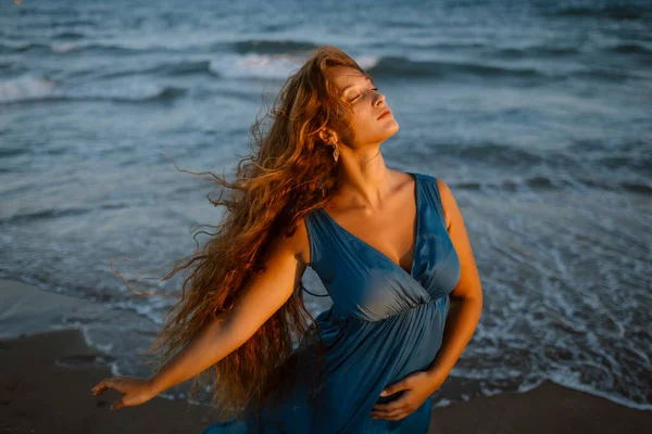 Schöne Frau Tanzt Bei Sonnenuntergang Strand — Stockfoto