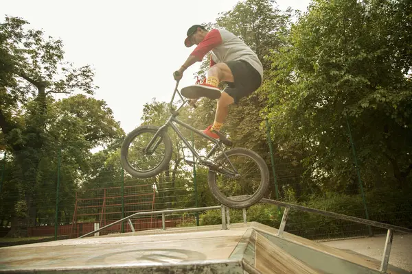 Jonge Mannelijke Bmx Biker Presteert Mid Air Stunt Skateboard Park — Stockfoto