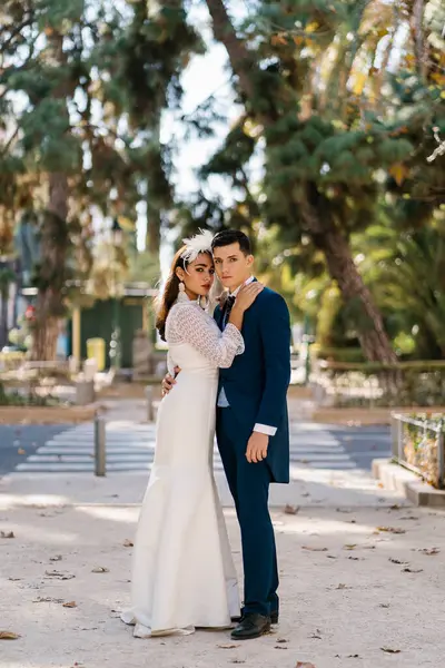 Pareja Joven Abrazándose Mientras Está Pie Parque — Foto de Stock