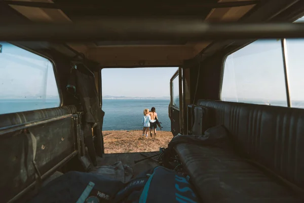 Pareja Admirando Vista Mientras Está Pie Con Brazo Alrededor Playa — Foto de Stock