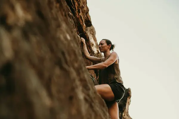 女性登山岩山 — ストック写真