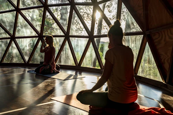 Frau Praktiziert Yoga Mit Fitnesstrainerin Gesundheits Retreat — Stockfoto