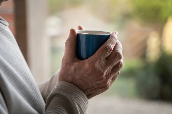 Primer Plano Del Hombre Sosteniendo Taza Café Mientras Está Pie — Foto de Stock