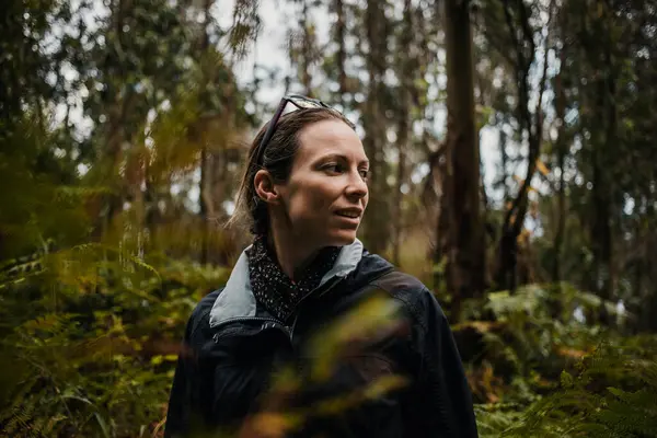 Nachdenkliche Frau Schaut Weg Während Sie Der Regenzeit Gegen Pflanzen — Stockfoto