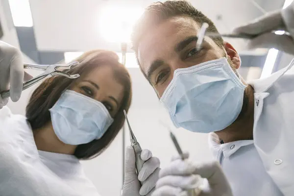 Odontoiatra Assistente Femminile Con Strumenti Medici Durante Trattamento Clinica — Foto Stock