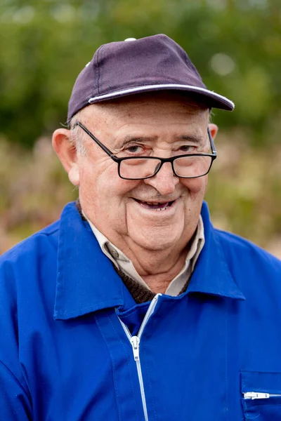 Χαμογελαστός Ηλικιωμένος Στη Φάρμα Σταφυλιών — Φωτογραφία Αρχείου