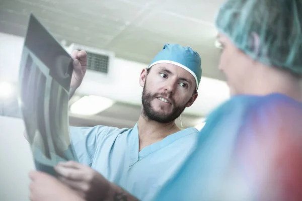 Male Female Surgeons Discussing Ray Image Hospital — Stock Photo, Image