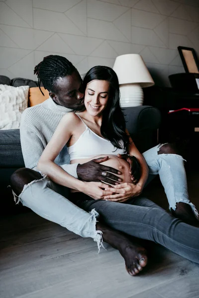 Sevecen Bir Adam Hamile Bir Kadını Öpüyor Oturma Odasında Oturuyor — Stok fotoğraf