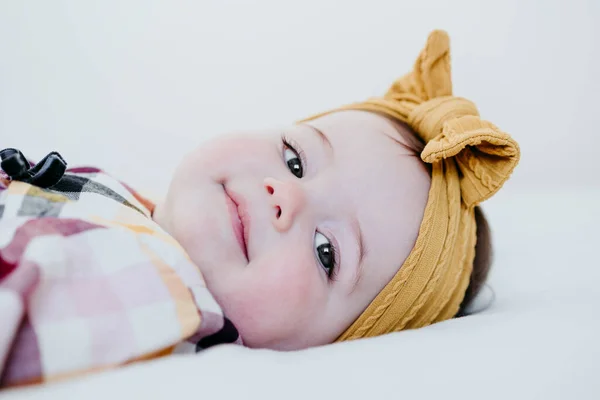 Sorrindo Bebê Menina Deitada Cama Casa — Fotografia de Stock