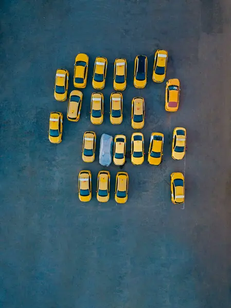 Luftaufnahme Gelber Autos Die Auf Einem Parkplatz Geparkt Sind — Stockfoto