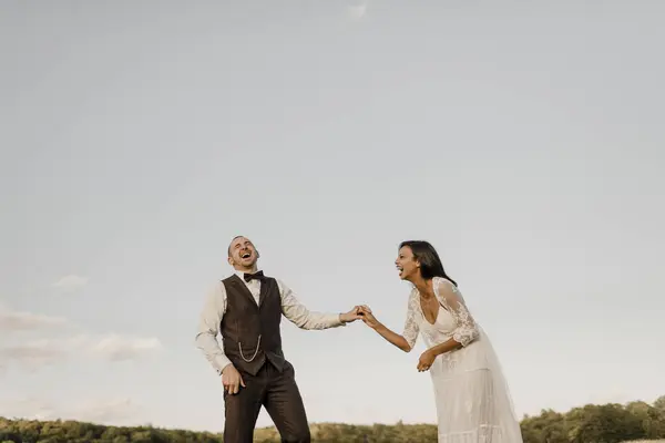 Cheerful Couple Laughing While Standing Agricultural Field — Φωτογραφία Αρχείου